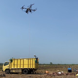 Viral, Petani di Tuban ke Sawah Naik Drone Pertanian