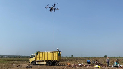 Viral, Petani di Tuban ke Sawah Naik Drone Pertanian