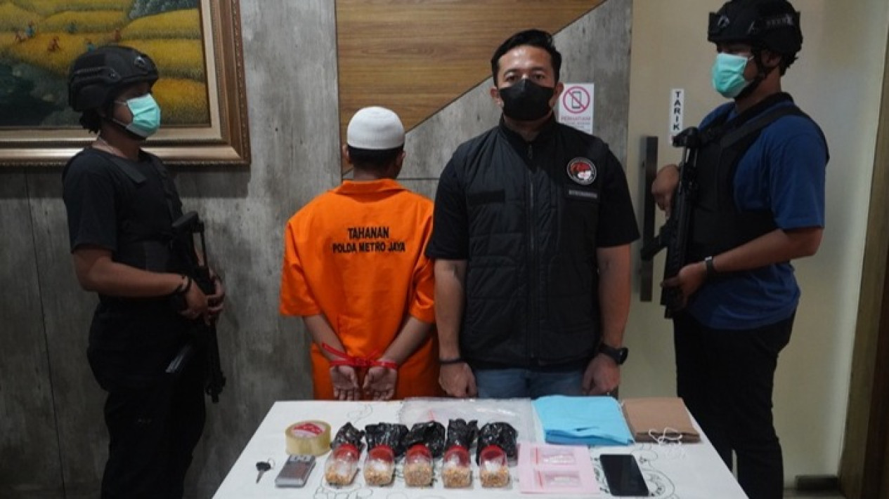 Peredaran Sabu di Bekasi Modus Kemasan Pakan Burung Berhasil Digagalkan, Pelaku Ditangkap
            - galeri foto