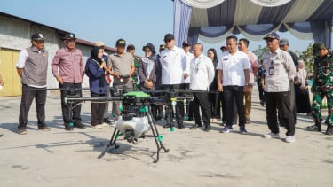 Antisipasi Gagal Panen, Pemkab Lamongan Semprot Hama secara Serentak di 19 Kecamatan dengan Drone