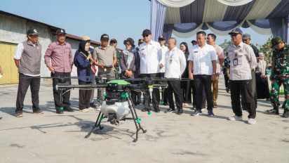 Antisipasi Gagal Panen, Pemkab Lamongan Semprot Hama secara Serentak di 19 Kecamatan dengan Drone