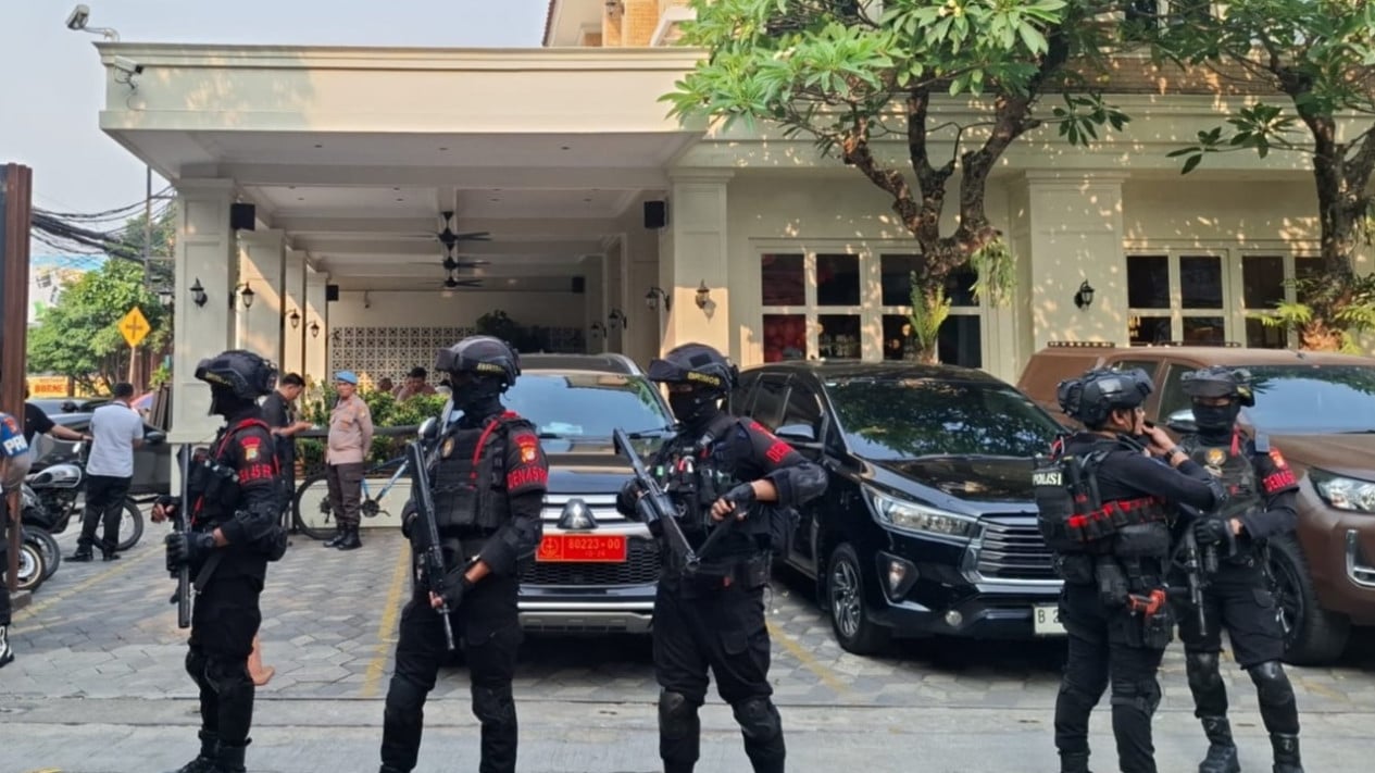 Kortastipidkor Polri dan Polda Metro Jaya Geledah Restoran di Cipete, Brimob Bersenjata Lengkap Dikerahkan
            - galeri foto