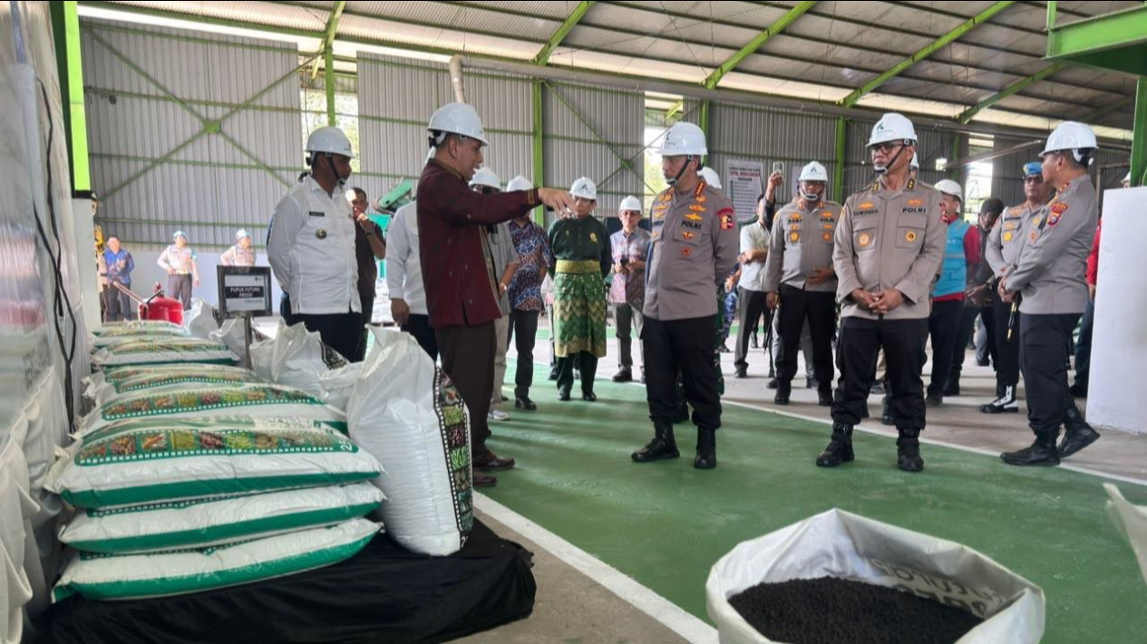 80 Ton Pupuk Batu Bara Disalurkan ke Petani Riau, Kapolri: Wujud Polri Hadir untuk Masyarakat
            - galeri foto