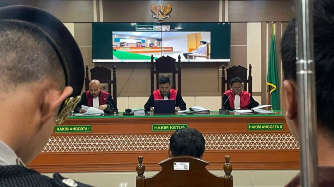 Pembunuhan Satu Keluarga di Indramayu Terencana, Hakim Ungkap Peran Terdakwa Ririn Rifanto
            - galeri foto