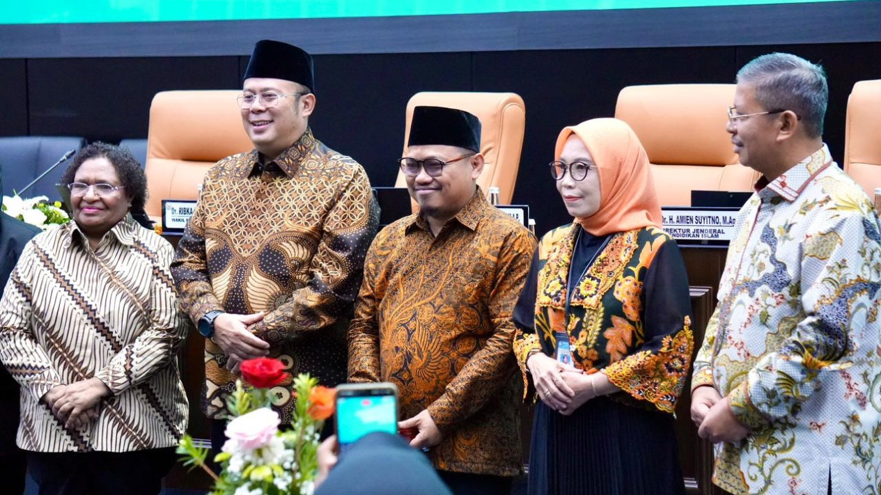 Wamendagri Ribka Haluk Dorong Pemda Tingkatkan Kesejahteraan Guru Demi Perkuat Ekosistem Pendidikan
            - galeri foto