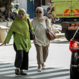 Lensa Berbicara: Kawasan Terminal Kampung Melayu Minim Akses Penyeberangan, Pejalan Kaki Pertaruhkan Keselamatan