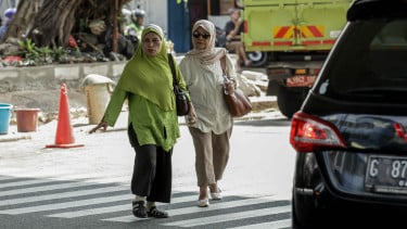 Lensa Berbicara: Kawasan Terminal Kampung Melayu Minim Akses Penyeberangan, Pejalan Kaki Pertaruhkan Keselamatan