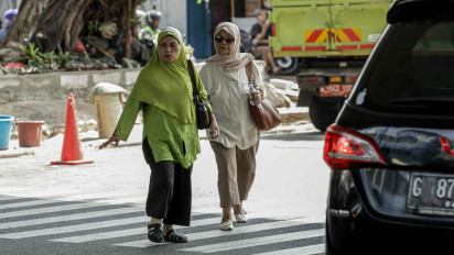 Lensa Berbicara: Kawasan Terminal Kampung Melayu Minim Akses Penyeberangan, Pejalan Kaki Pertaruhkan Keselamatan