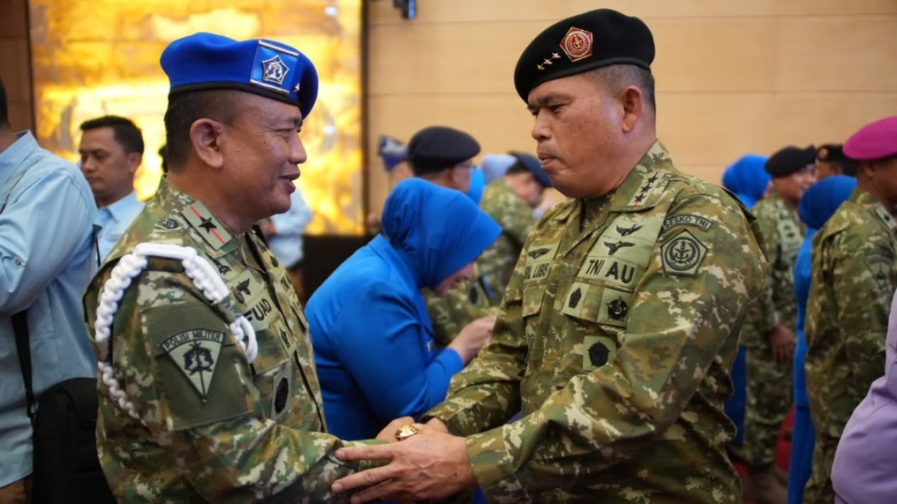 Puluhan Pati Naik Pangkat, Ini Rekam Jejak Laksma TNI AL Khoirul Fuad
            - galeri foto