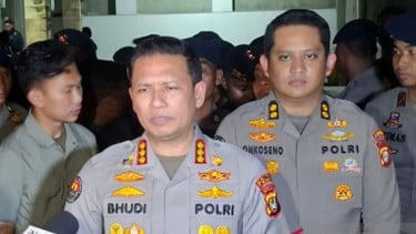 Geledah Ruko di Cipete dengan Putuskan Rantai, Polisi Sita Dokumen dan Komputer