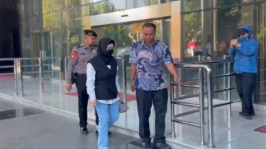 Penampakan Bupati Sukoharjo Etik Suryani di KPK Usai Terjaring OTT