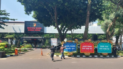 Karangan Bunga Dukungan Terhadap Polri Berjajar di Polda Metro Jaya