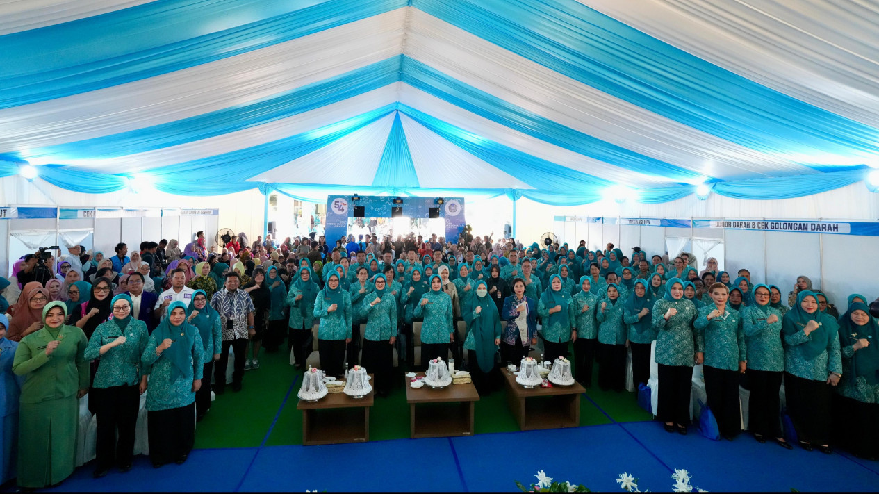 Tri Tito Dorong PKK Kawal Program Pemerintah hingga Perkuat Layanan Kesehatan Masyarakat
            - galeri foto