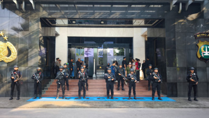 Barang Bukti Hasil Penggeledahan Dibawa ke Gedung Promoter Polda Metro, Puluhan Brimob Bersenjata Berjaga Ketat