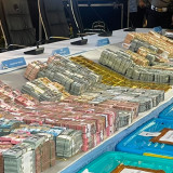 Tumpukan Emas Hingga Uang Dolar AS Hasil Geledah 3 Kasus Korupsi Dipajang Polri