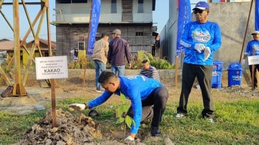 Gerakan Langit Biru: Aksi Kader Demokrat Kaltim dan Kutai Timur Tanam Ratusan Pohon di Polder Ilham Maulana