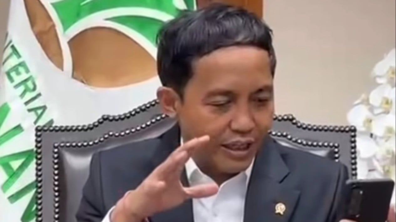Presiden Prabowo Terbitkan Inpres Penyelamatan Populasi, Menhut Sampaikan Langsung ke Anak Gajah
            - galeri foto
