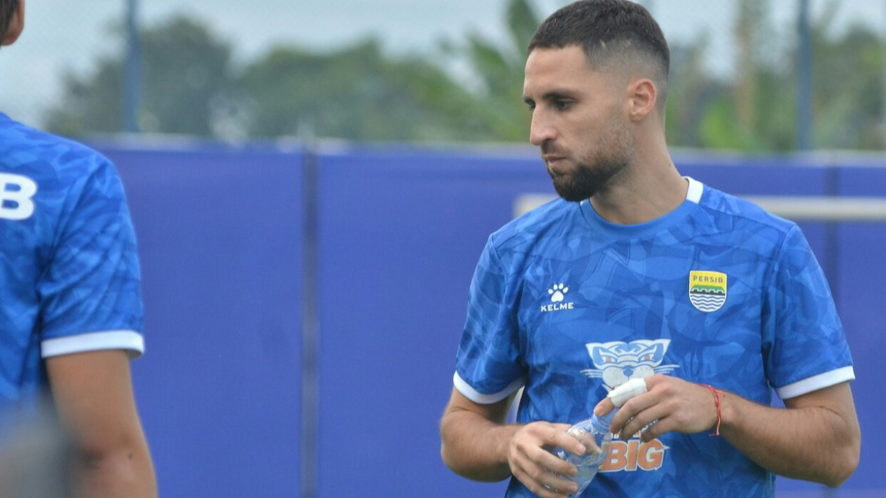 Gelandang Persib Luciano Guaycochea Antusias Jalani Latihan Perdana Sambut Musim 2026/2027
            - galeri foto