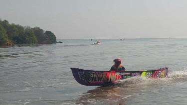 Puluhan Nelayan di Probolinggo Adu Cepat Lomba Balap Perahu Fiber
