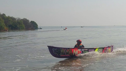 Puluhan Nelayan di Probolinggo Adu Cepat Lomba Balap Perahu Fiber