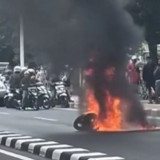 Detik-Detik Motor Terbakar Usai Hindari Mobil Berhenti Mendadak di Pasar Minggu, Ini Kronologinya