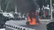 Detik-Detik Motor Terbakar Usai Hindari Mobil Berhenti Mendadak di Pasar Minggu, Ini Kronologinya