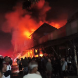 10 Kios Milik Pedagang Pasar Agrobis Babat Lamongan Terbakar, Diduga Akibat Konsleting Listrik