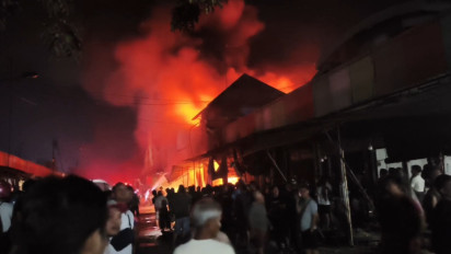 10 Kios Milik Pedagang Pasar Agrobis Babat Lamongan Terbakar, Diduga Akibat Konsleting Listrik