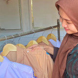 Jelang Tahun Ajaran Baru, Pesanan Seragam Sekolah Melonjak, Penjahit di Pati Raup Omzet Rp25 Juta per Pekan