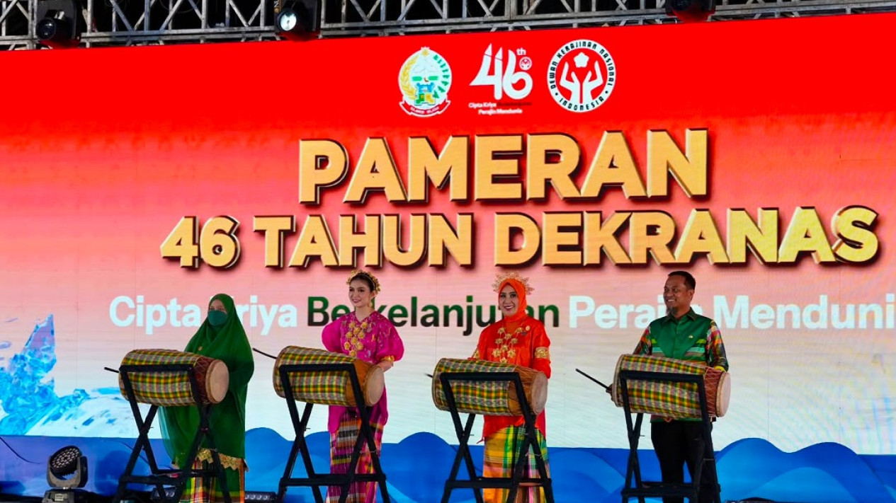Kenakan Baju Bodo, Tri Tito Karnavian Peringati 46 Tahun Dekranas di Makassar
            - galeri foto