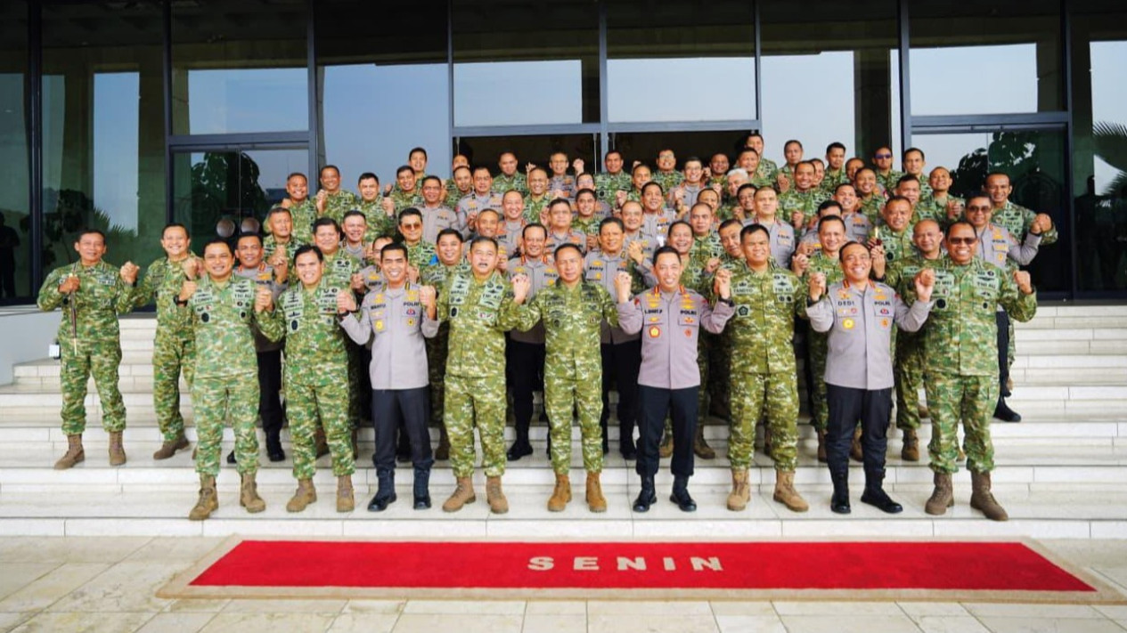 Perkuat Soliditas TNI-Polri, Kapolri Listyo Sigit Silaturahmi dengan Panglima TNI di Mabes TNI
            - galeri foto
