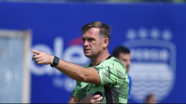 Igor Tolic Akui Perkembangan Persib Terganjal Lapangan Pendamping yang Tak Ideal