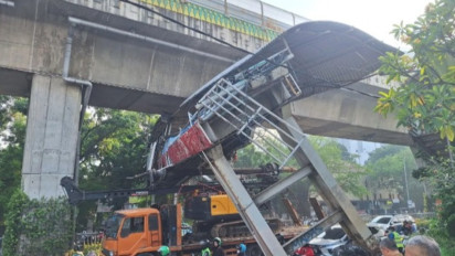 Lalu Lintas di Jalan Kapten Tendean Macet Akibat Truk Angkut Alat Berat Tersangkut JPO