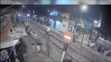 Viral Aksi Nekad Pemotor Melintas di Jalur Rel Kereta Api, Dapat Kecaman KAI Daop 8