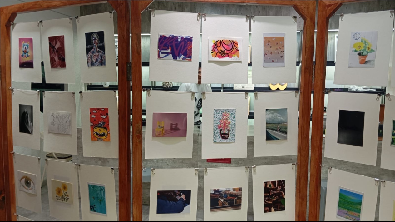 Meriahkan Lebaran Seni, Pameran Lukisan dengan Medium Kartu Pos Digelar di Yogyakarta
            - galeri foto