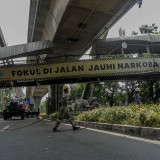 Lensa Berbicara: Evakuasi JPO Jalan Kapten Tendean Dimulai, Dua Alat Berat Turunkan Struktur Jembatan