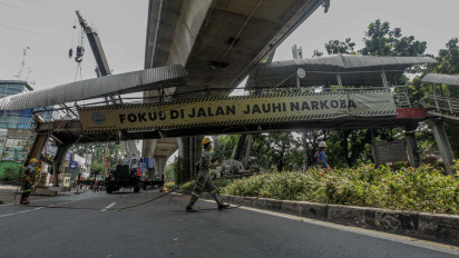 Lensa Berbicara: Evakuasi JPO Jalan Kapten Tendean Dimulai, Dua Alat Berat Turunkan Struktur Jembatan