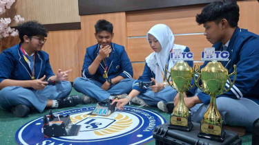 Robot "Sumo" Antar Empat Siswa SMA Labschool UNESA Surabaya Borong Tiga Gelar Juara di Singapura