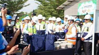 Zulkifli Hasan Serahkan Penghargaan Pelabuhan Terbaik ke TUKS Petrokimia Gresik