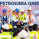Menko Zulhas Serahkan Penghargaan Pelabuhan Terbaik Nasional kepada Petrokimia Gresik