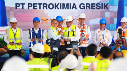 Menko Zulhas Serahkan Penghargaan Pelabuhan Terbaik Nasional kepada Petrokimia Gresik