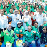 Gubernur Khofifah bersama Menko Pangan Zulhas Bagikan Paket Sembako untuk Pengemudi Ojol dan Masyarakat Rentan di Gresik