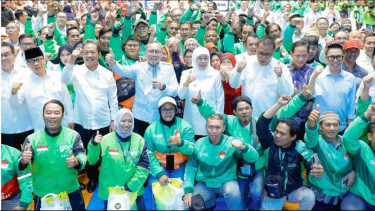 Gubernur Khofifah bersama Menko Pangan Zulhas Bagikan Paket Sembako untuk Pengemudi Ojol dan Masyarakat Rentan di Gresik