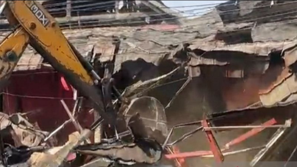 Puluhan Bangunan Liar di Kawasan Cikampek Dibongkar Petugas
            - galeri foto