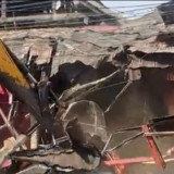 Puluhan Bangunan Liar di Kawasan Cikampek Dibongkar Petugas