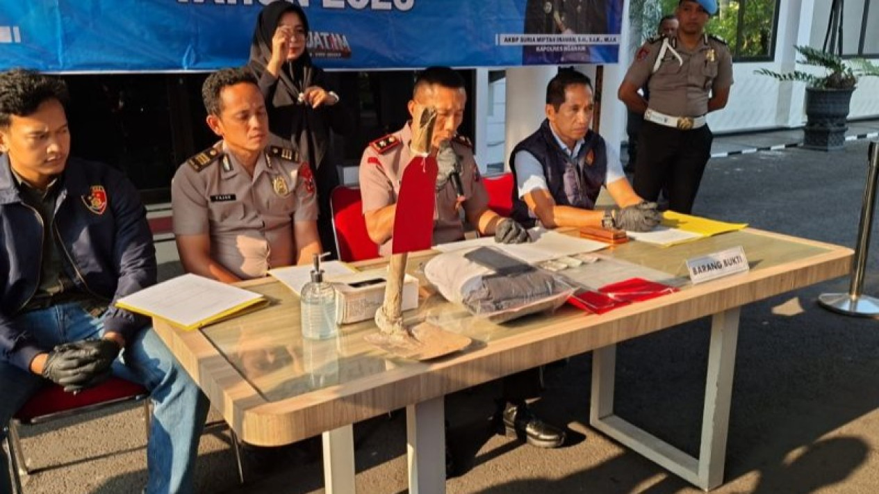 Kasus Temuan Mayat di Nganjuk Terungkap, Pelaku Anak Angkat Korban
            - galeri foto