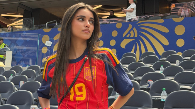 potret-ines-garcia-santos-saat-pakai-jersei-timnas-spanyol-pacar-baru
