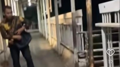 Viral! Pria Diduga Beraksi Eksibisionis di JPO Halte Busway Grogol
