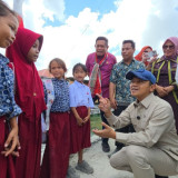 Pastikan Program Presiden Prabowo Menjangkau Wilayah Kepulauan, Wamendikdasmen Fajar Sapa Peserta MPLS Anak Suku Bajo di Wakatobi