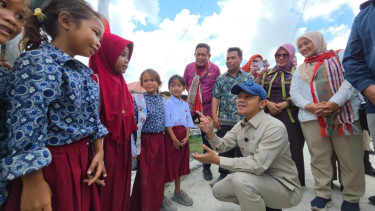 Pastikan Program Presiden Prabowo Menjangkau Wilayah Kepulauan, Wamendikdasmen Fajar Sapa Peserta MPLS Anak Suku Bajo di Wakatobi
